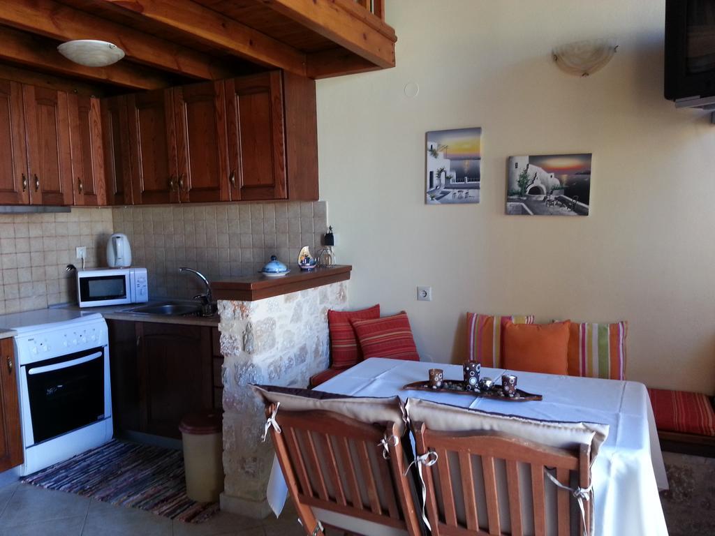 Mika'S House Villa Chalki Town Стая снимка