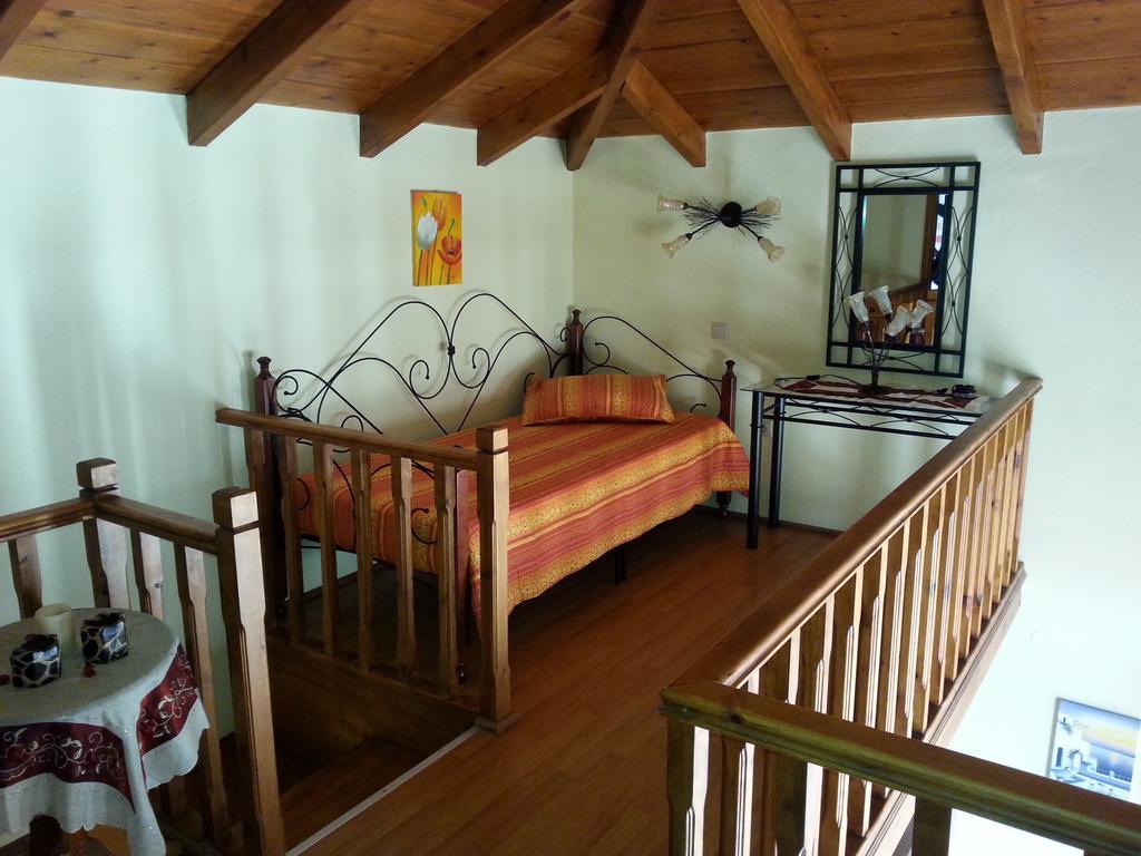 Mika'S House Villa Chalki Town Стая снимка